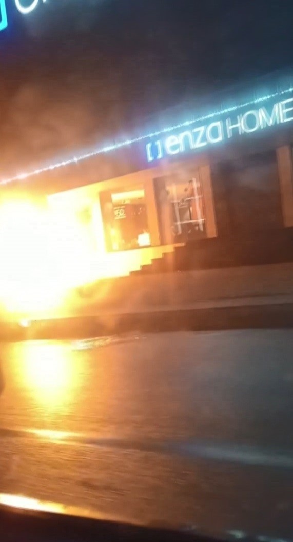 Bursa’da mobilya mağazası alev alev yandı
