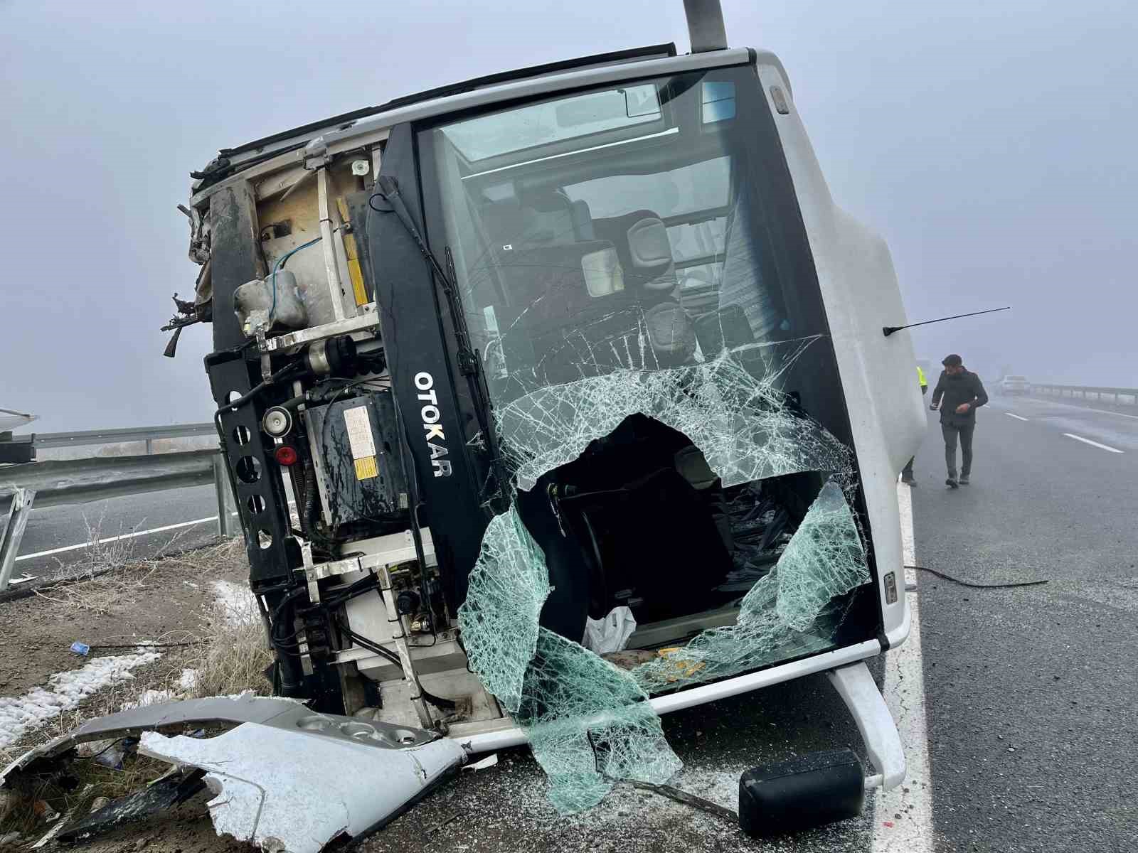 Ağrı’da sis kazayı beraberinde getirdi: 19 yaralı