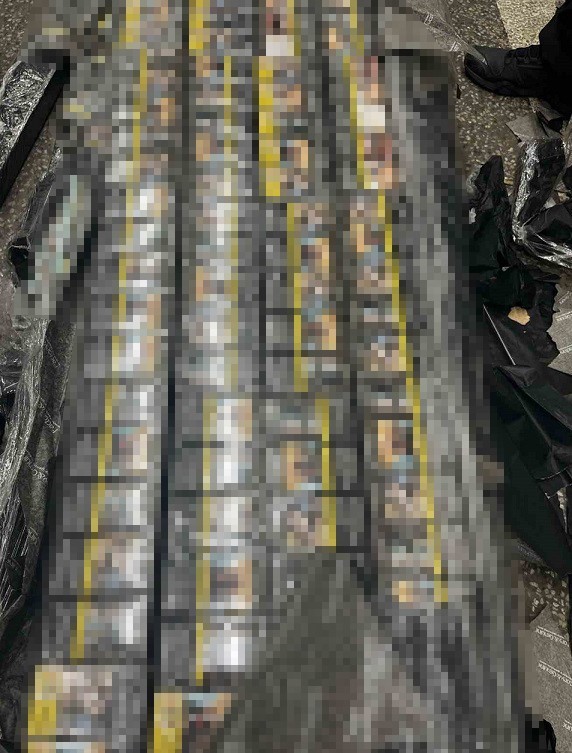 Panel kapılara gizlenen 72 bin 700 kutu sigara yakalandı
