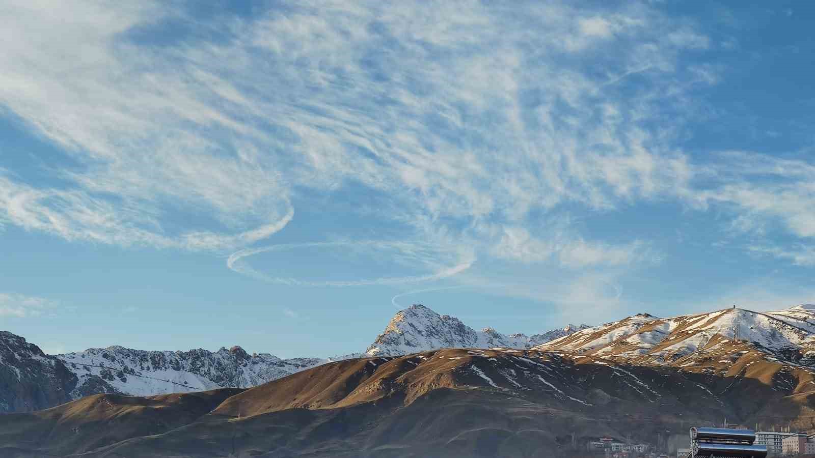 Hakkari semalarında daire çizen uçak şaşırttı