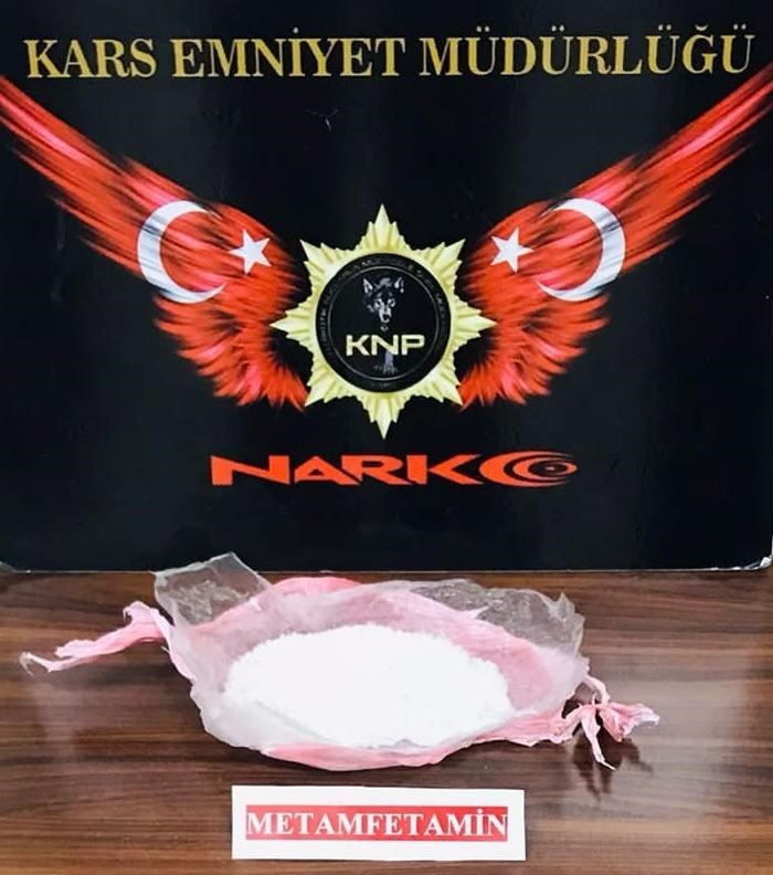 Kars&rsquo;ta uyuşturucuyu vites kutusuna sakladılar
