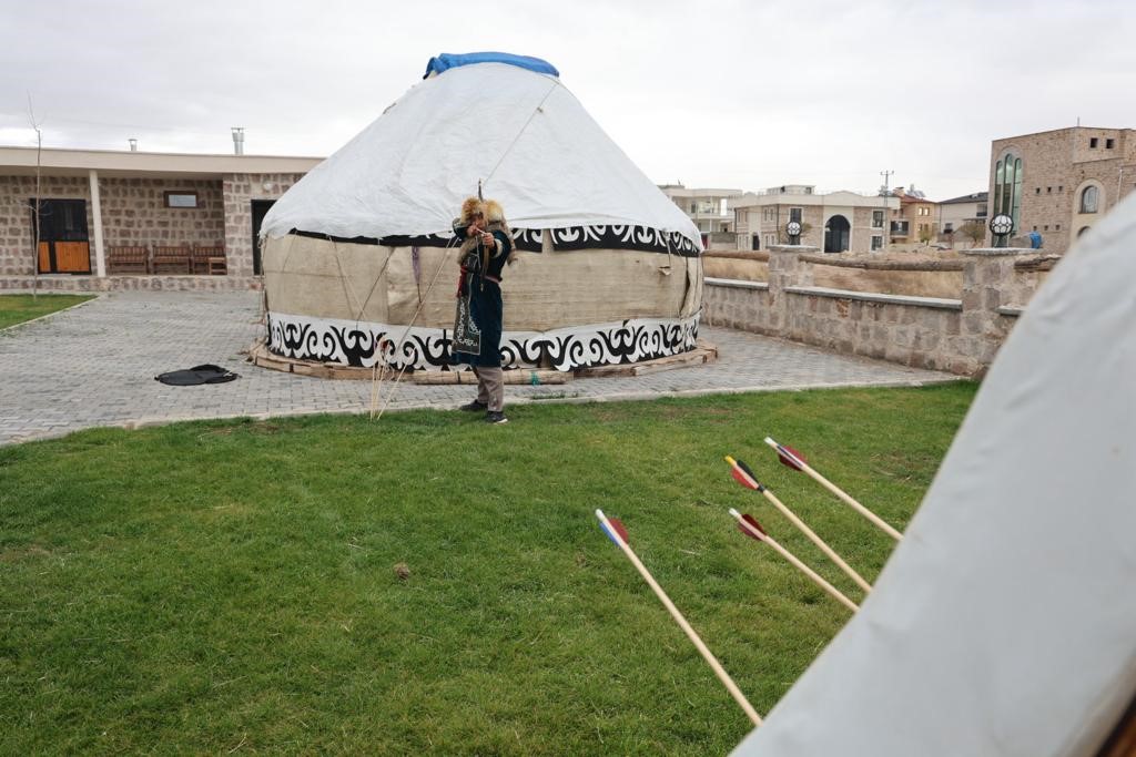 Peri bacaları arasında Kırgız &ccedil;adırı
