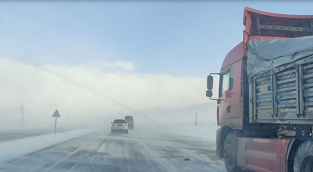 Ardahan’ın yüksek kesimlerinde etkili olan tipi ulaşımı aksatıyor