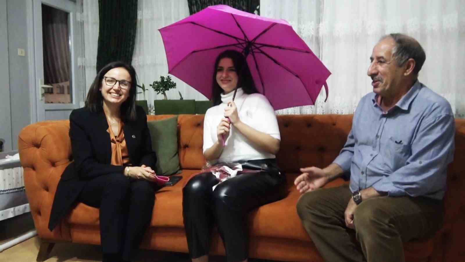 Yalova Valisi Kaya’dan "Bana bir şemsiye borçlusunuz" mesajı gönderen öğrenciye jest