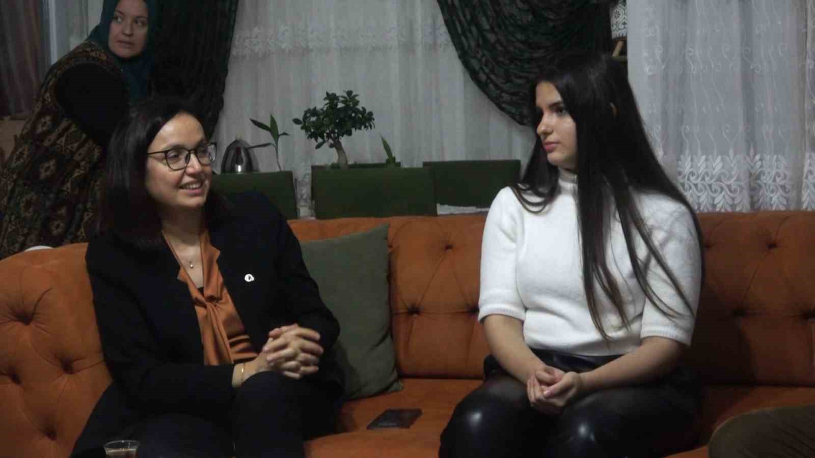 Yalova Valisi Kaya&rsquo;dan "Bana bir şemsiye bor&ccedil;lusunuz" mesajı g&ouml;nderen &ouml;ğrenciye jest
