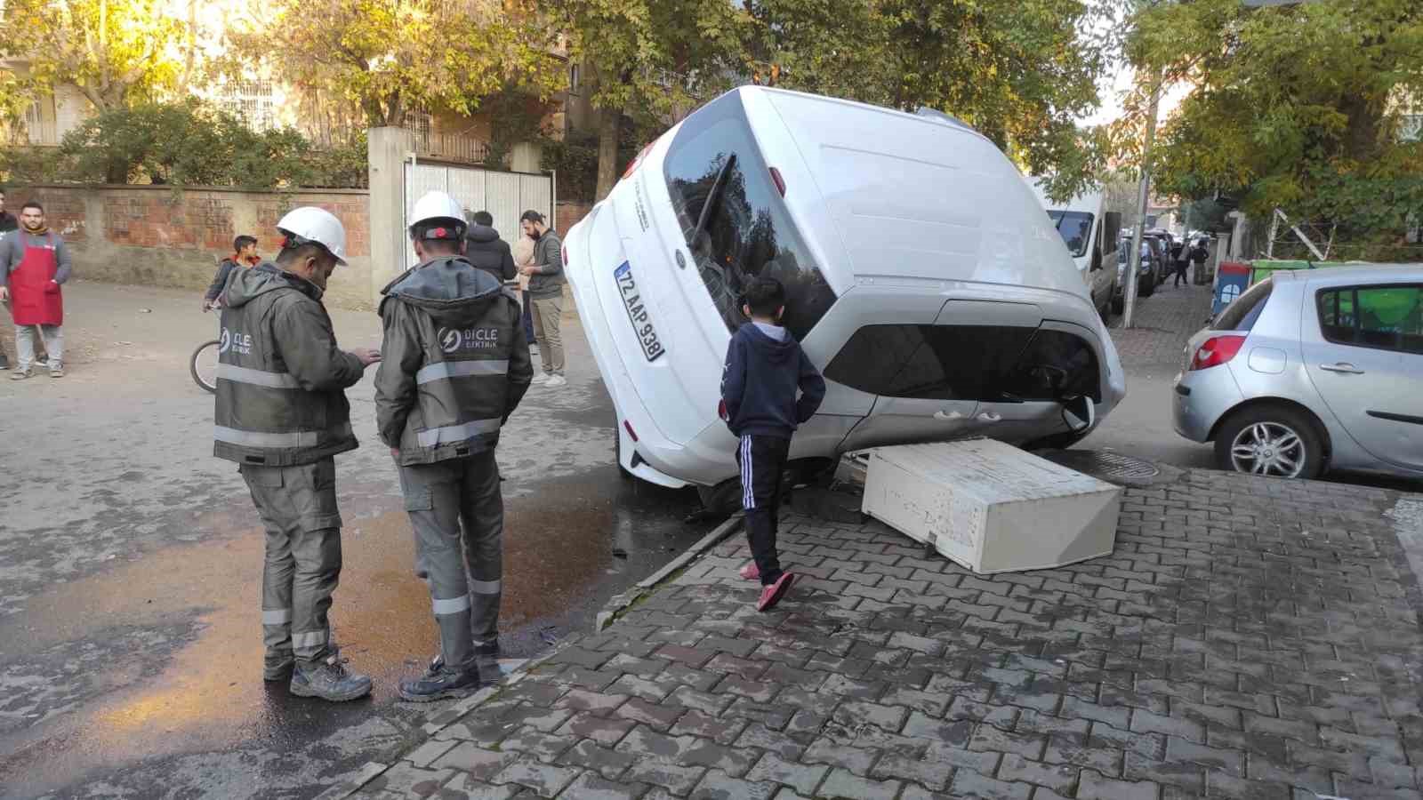 Hızını alamayan otomobil, hafif ticari aracın altına girdi: 2 yaralı