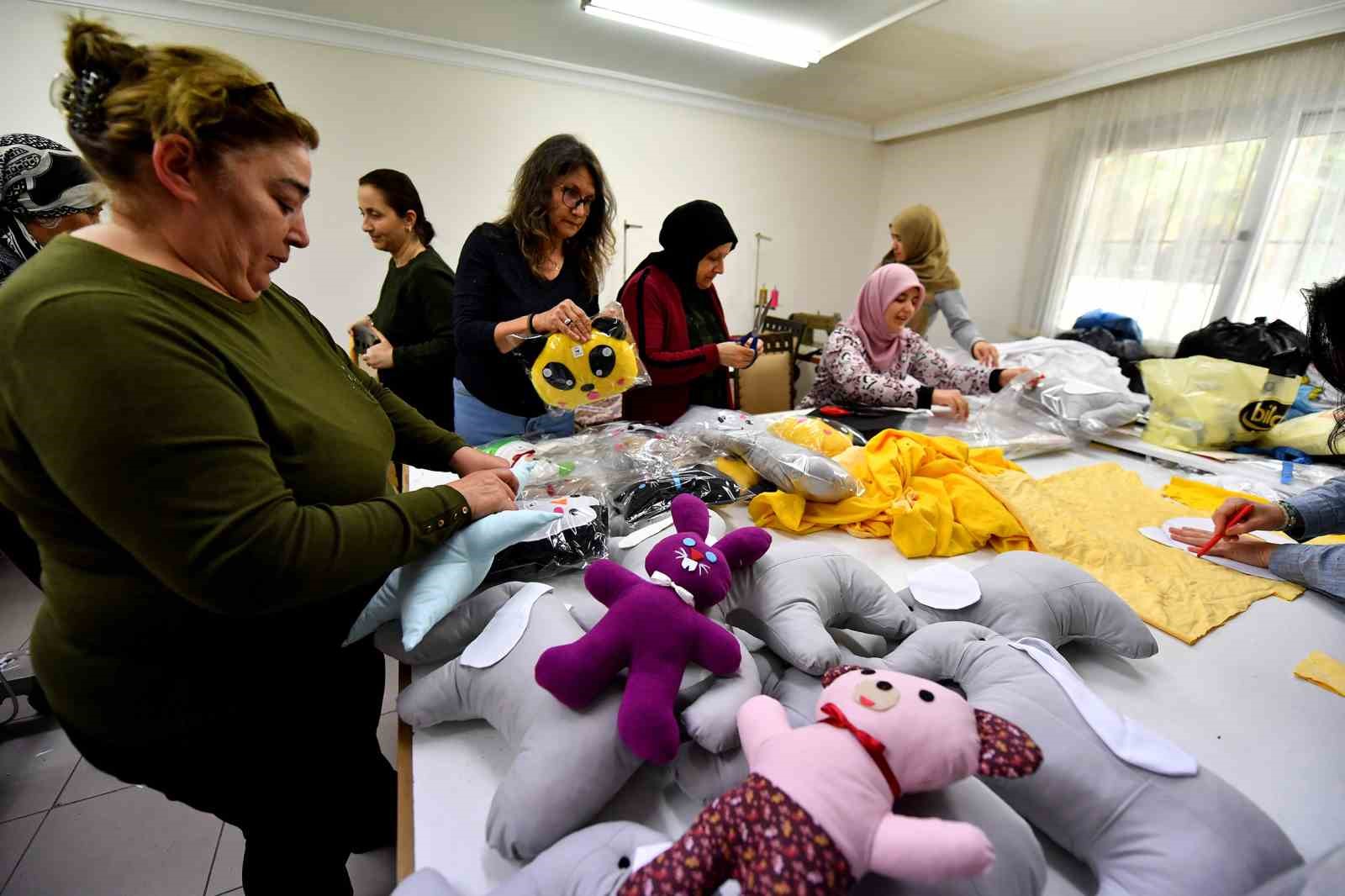 Mersin Büyükşehir Belediyesinin gönüllüleri, gönüllere dokunuyor