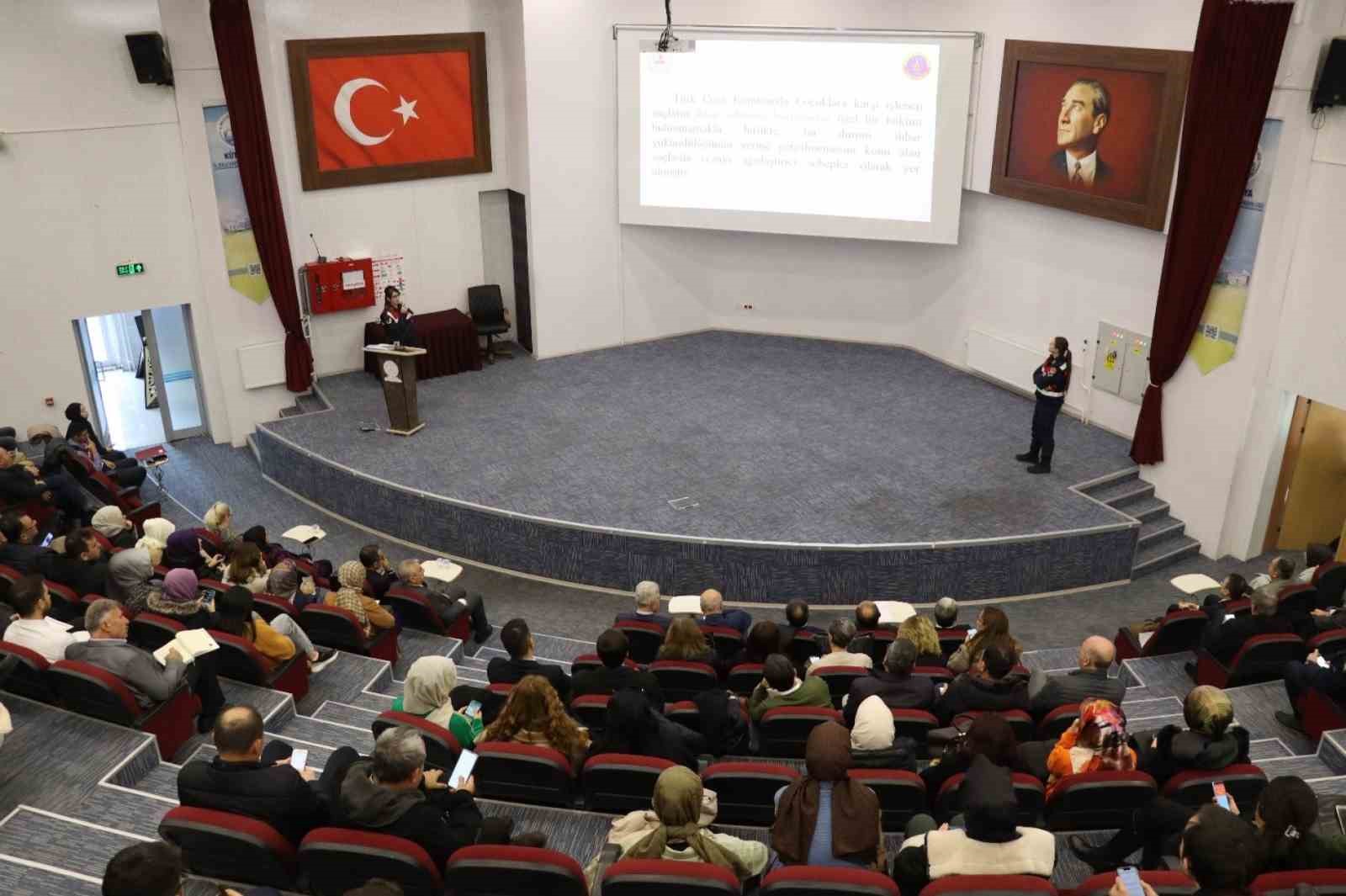 Kütahya’da okul müdürleri ihmal, istismar ve bildirim süreci hakkında bilgilendirildi