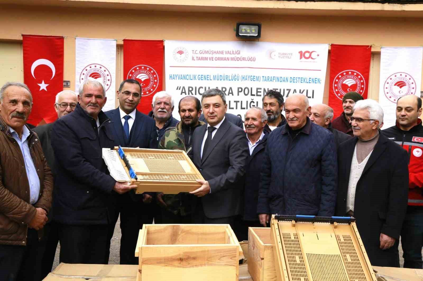 Gümüşhane’de arıcılara bin 320 adet polen tuzaklı kovan altlığı dağıtıldı
