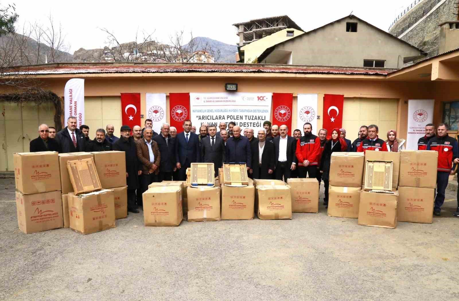 G&uuml;m&uuml;şhane&rsquo;de arıcılara bin 320 adet polen tuzaklı kovan altlığı dağıtıldı
