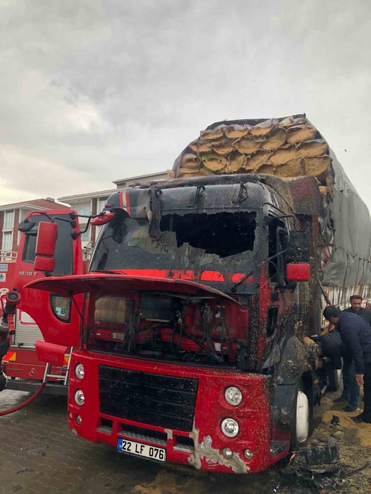 Edirne&rsquo;de park halindeki kamyon alev alev yandı
