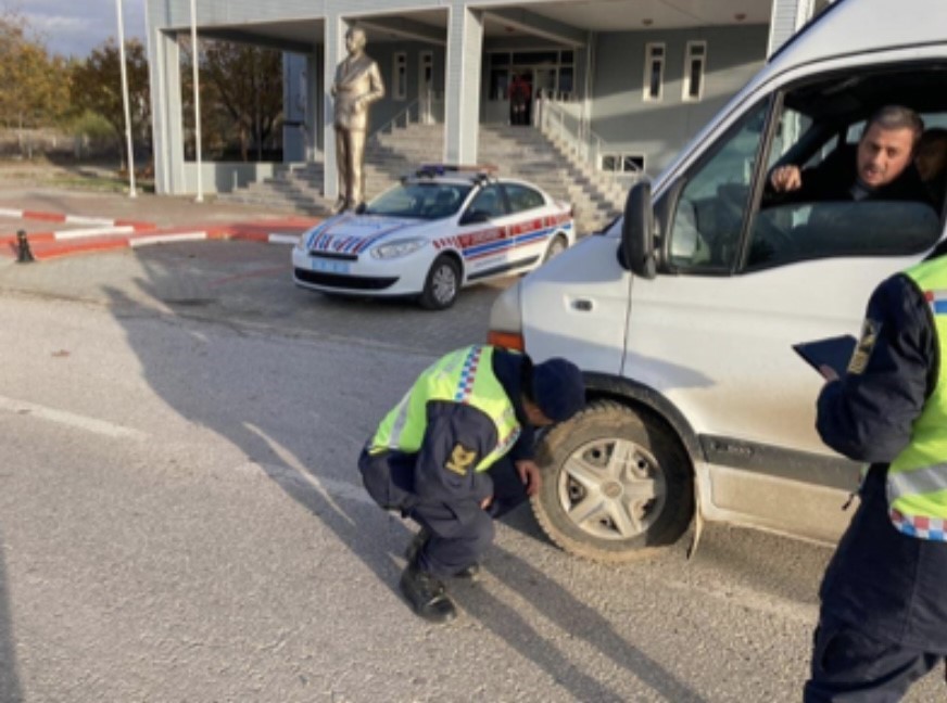 Kırklareli&rsquo;de kış lastiği uygulaması: 136 s&uuml;r&uuml;c&uuml;ye ceza
