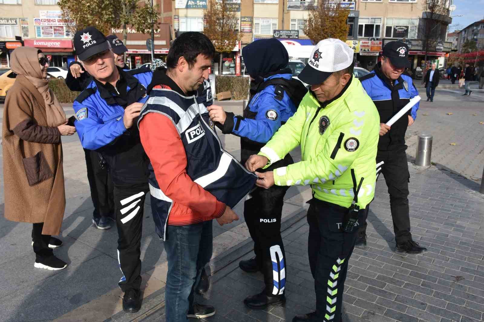 Polis kıyafeti giyip, görev aldılar
