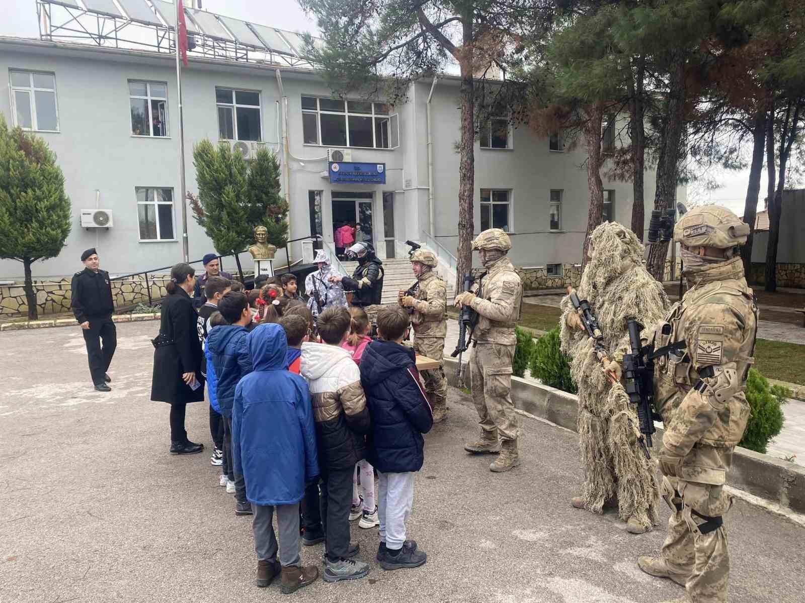 &Ouml;ğrencilere Jandarmayı Tanıttılar
