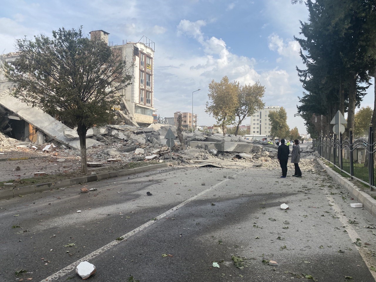 Kara yoluna yıkılan bina trafik yoğunluğuna neden oldu