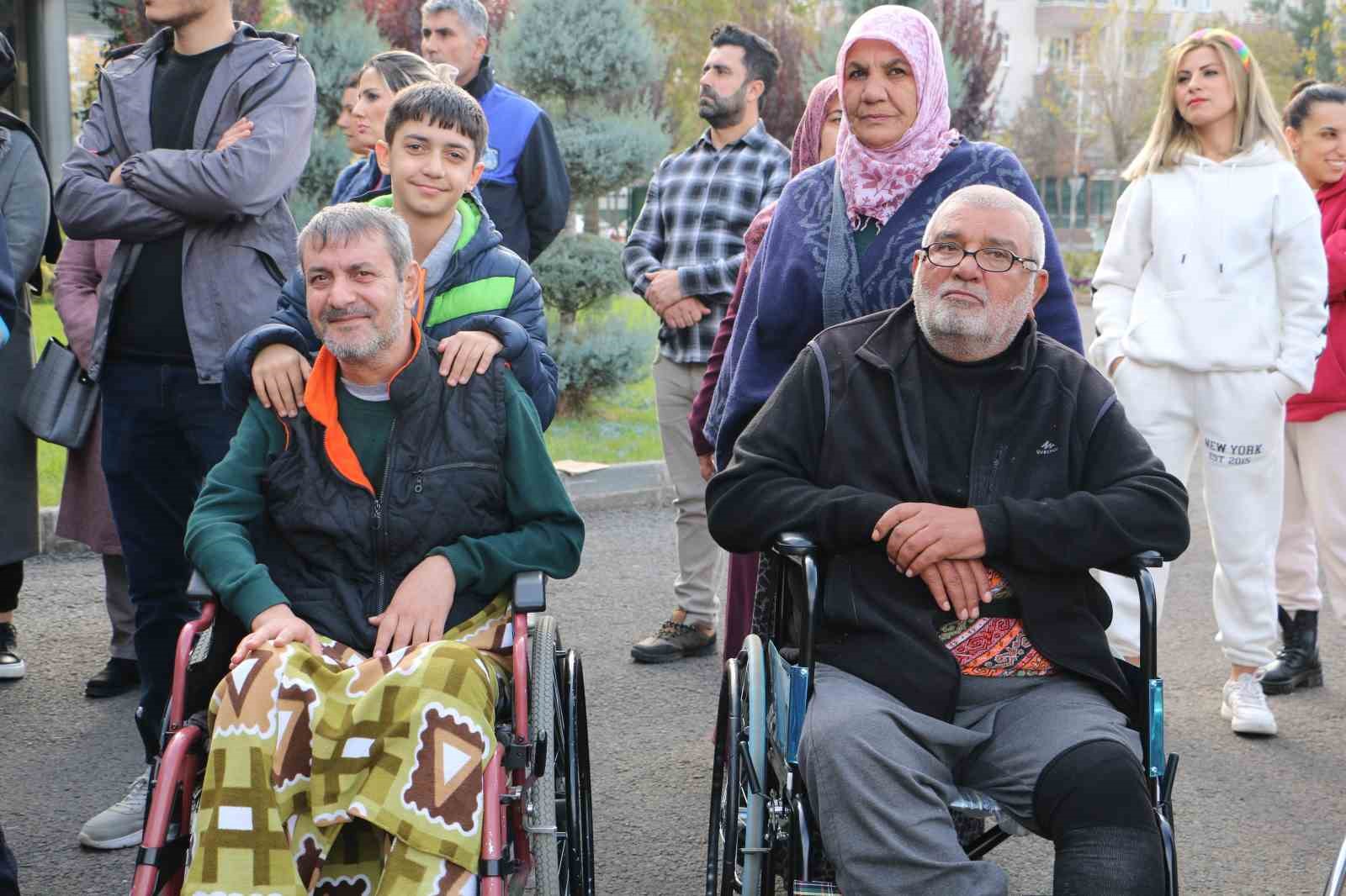 Diyarbakır’da 100 engelliye akülü araç desteği