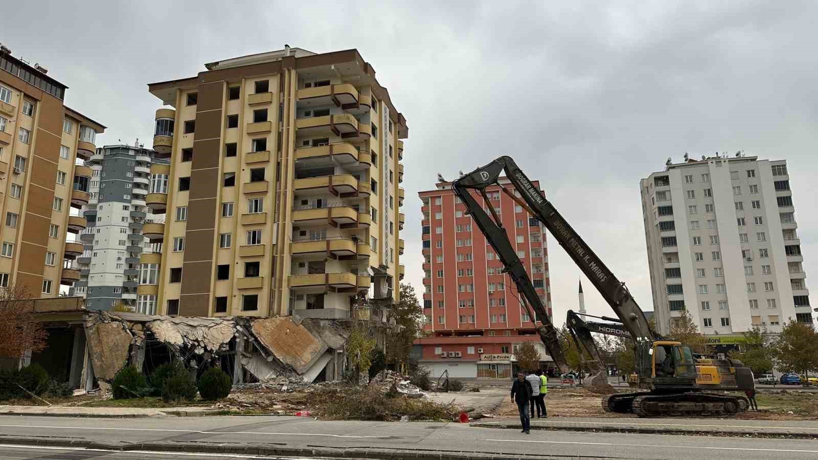 9 katlı Güneş Apartmanı saniyeler içerisinde yıkıldı