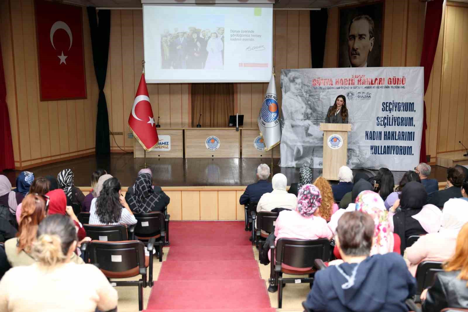 Mersin&rsquo;de &rsquo;T&uuml;rkiye y&uuml;zyılında kadın hakkı&rsquo; konferansı
