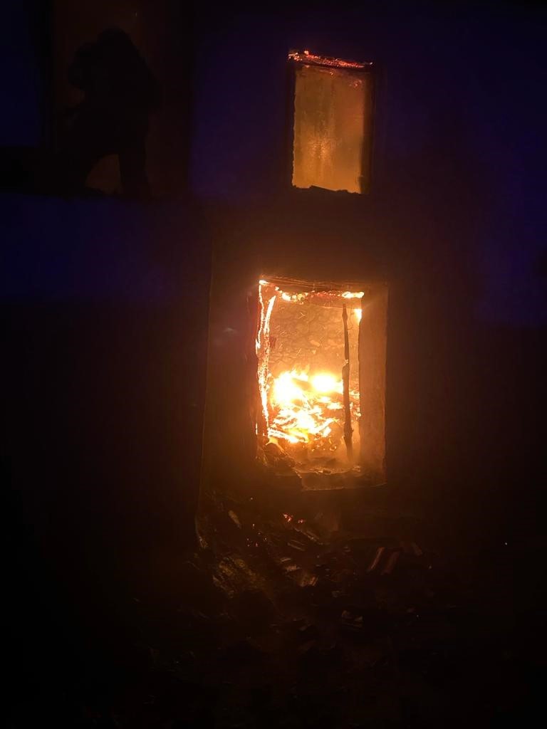Elektrik kontağından çıkan yangında bir ev kullanılamaz hale geldi
