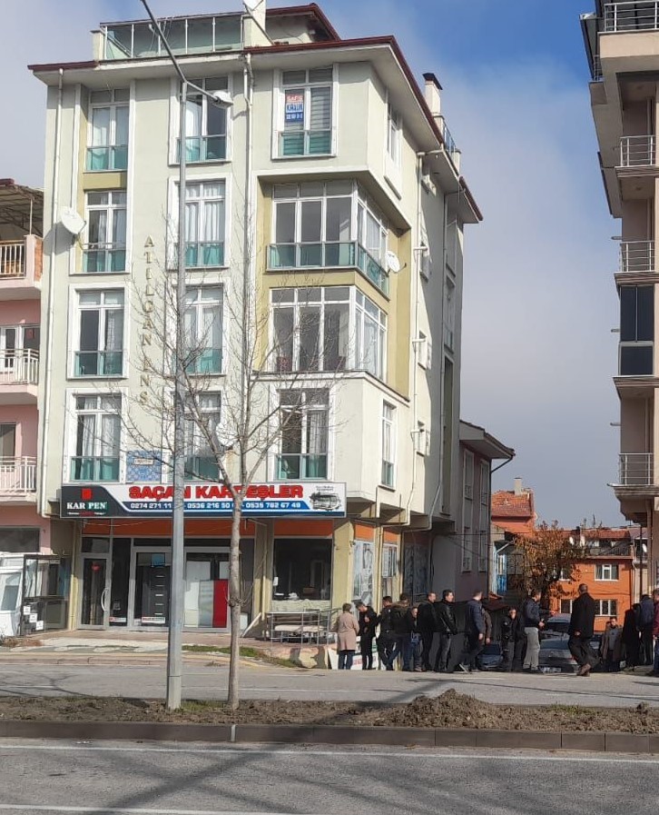 Şizofreni hastası emekli polis kadın, sağlık çalışanlarını rehin aldı