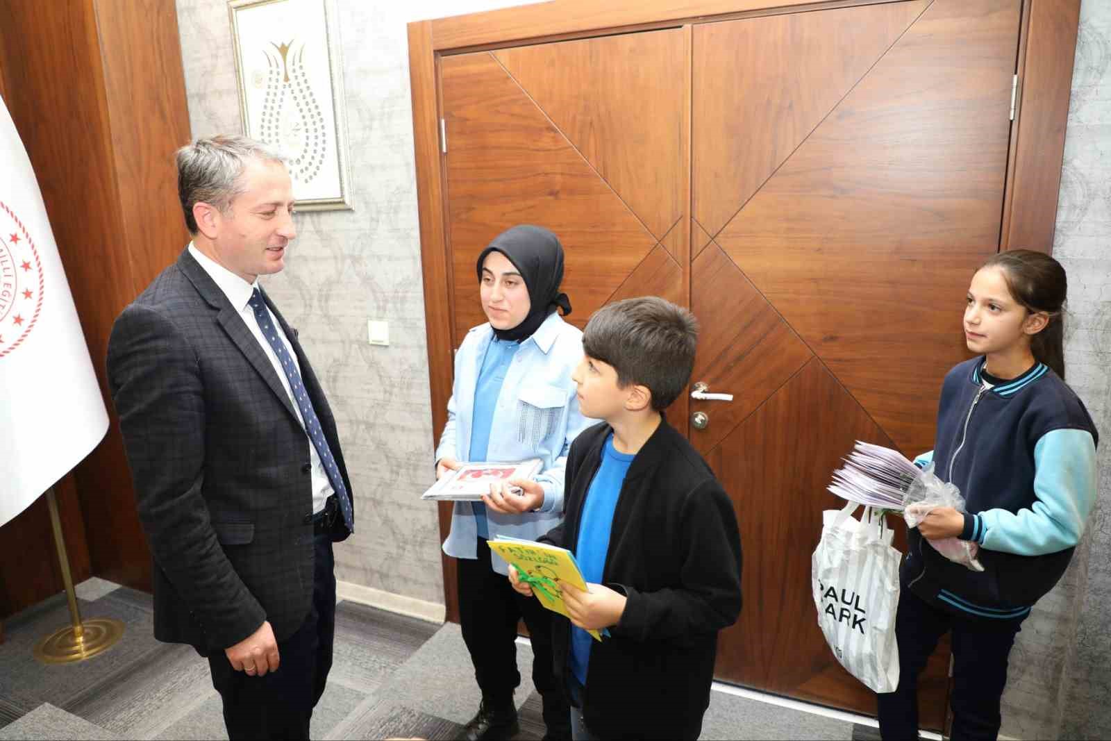 Ağrı’da “Sözlük Tasarım” yarışmasında dereceye giren öğrencilere ödülleri verildi
