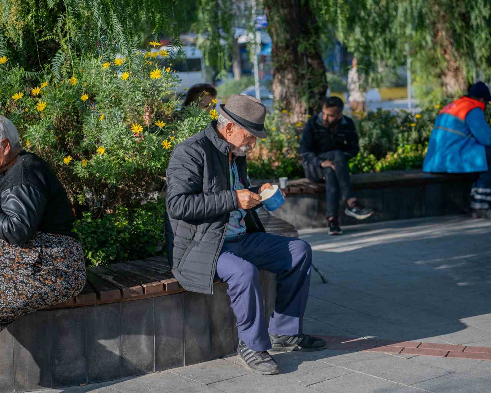 Kuşadası Belediyesi’nden sıcak çorba ikramı