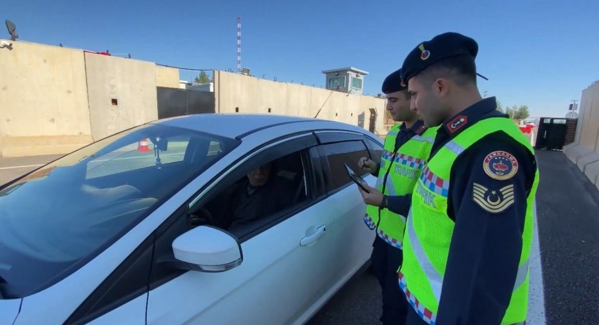 Diyarbakır’da jandarma ekiplerinden dronlu denetim