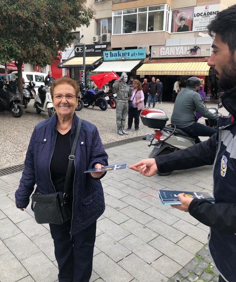 İzmir polisi KADES’i tanıttı, dolandırıcılara karşı uyardı