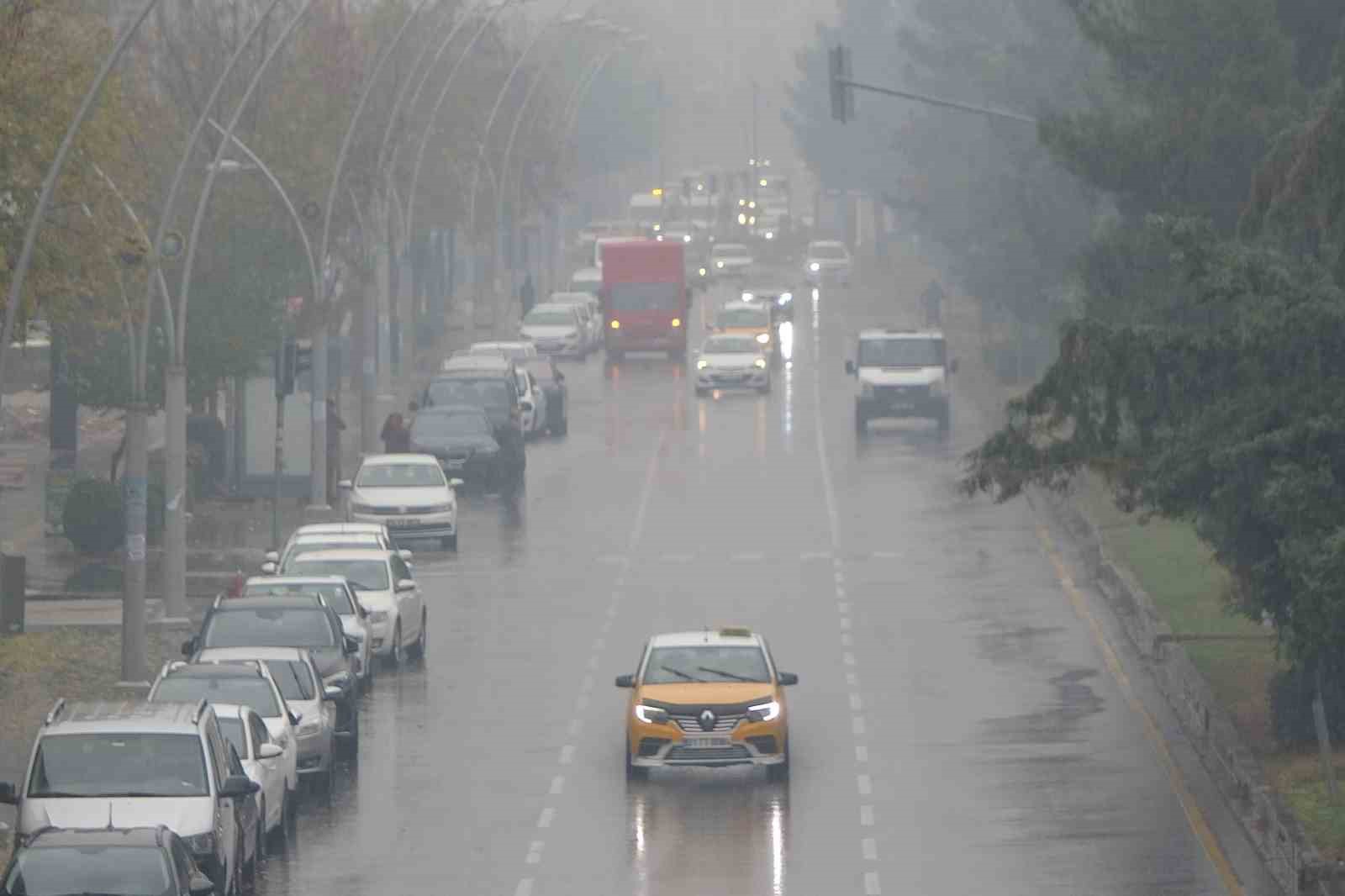 Meteoroloji d&uuml;n uyardı: Diyarbakır&rsquo;da sağanak etkili olmaya başladı
