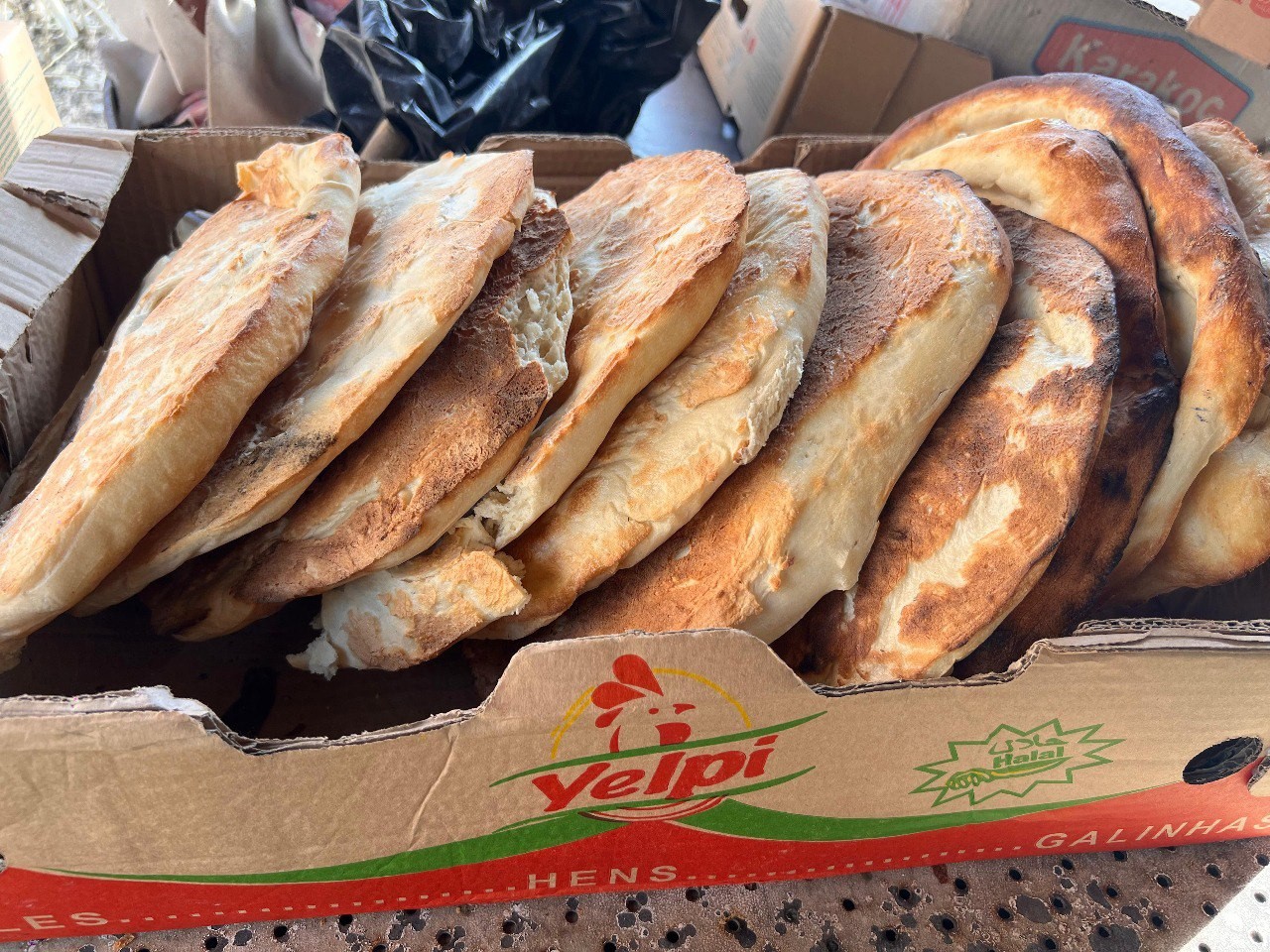 Mardin&rsquo;de tandır başına ge&ccedil;en kadınlar g&uuml;nde 450 adet ekmek &ccedil;ıkartıyor
