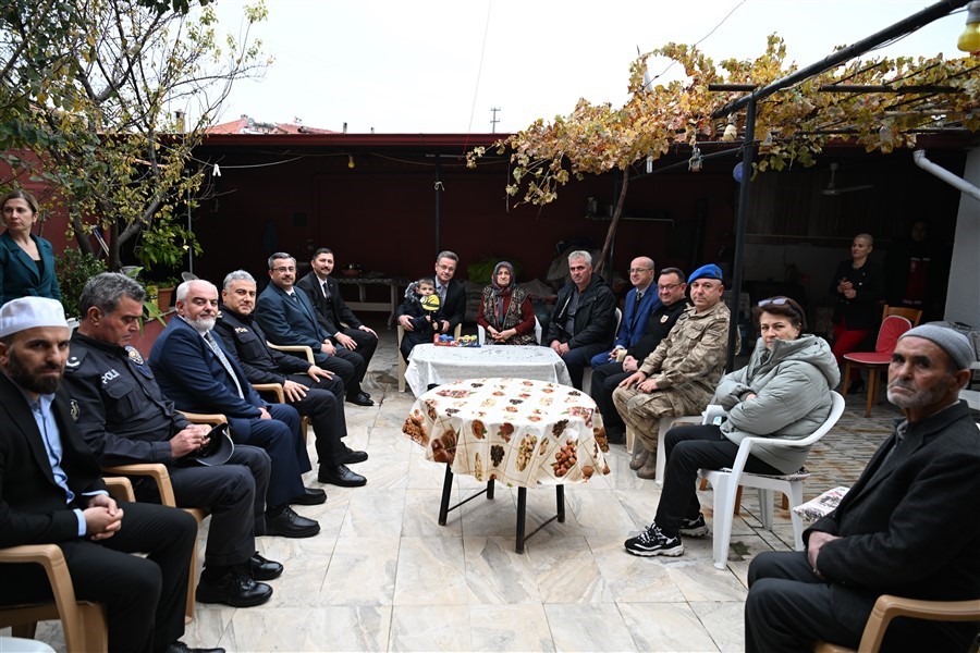 Vali Ünlü Kırkağaç’ta kamu hizmetlerini inceledi, şehit ailelerini ziyaret etti