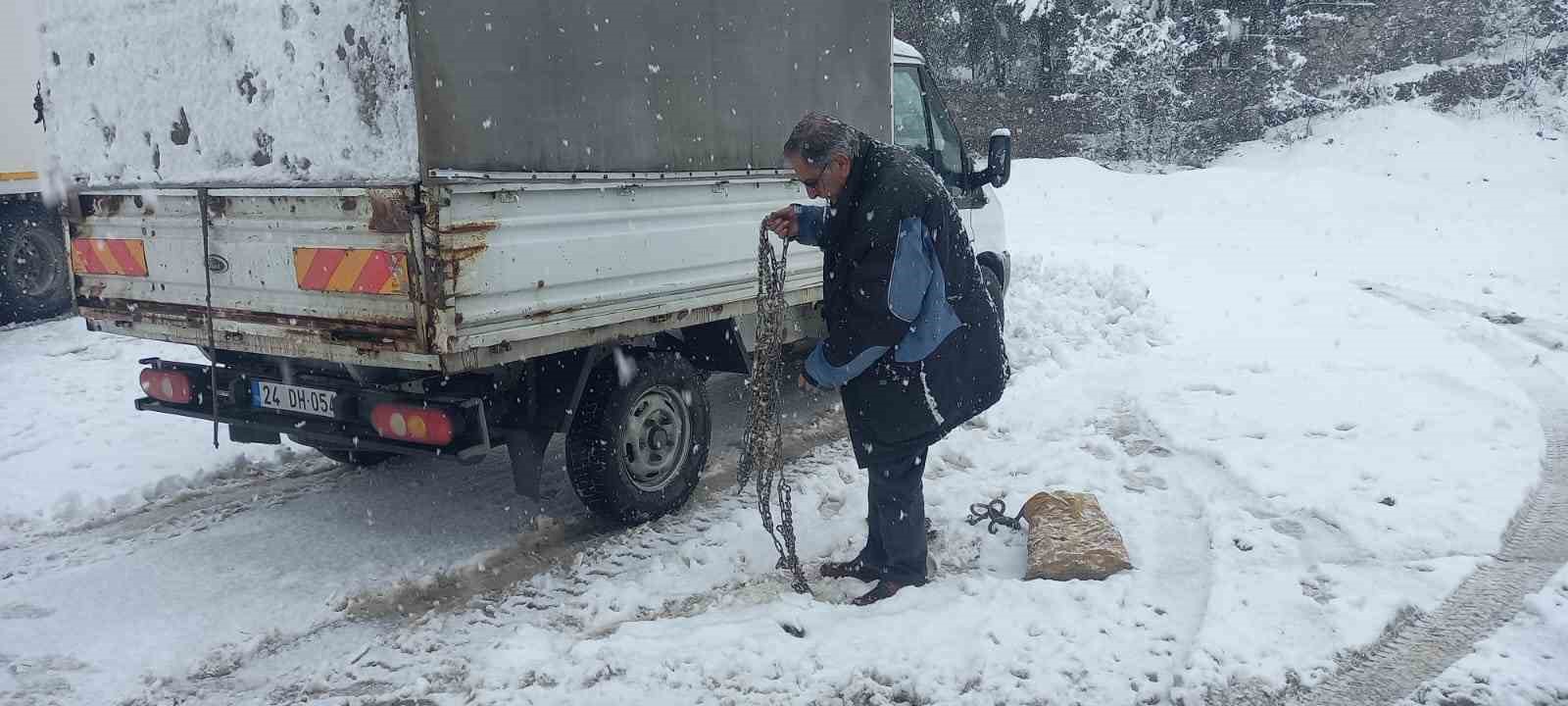 Kar kalınlığı 20 santimi buldu, ekipler durmadan çalışıyor