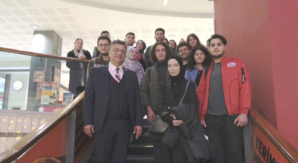 DP&Uuml; Rekt&ouml;r&uuml; Kızıltoprak ve &ouml;ğrenciler, "Ayb&uuml;ke: &Ouml;ğretmen Oldum Ben" filminde
