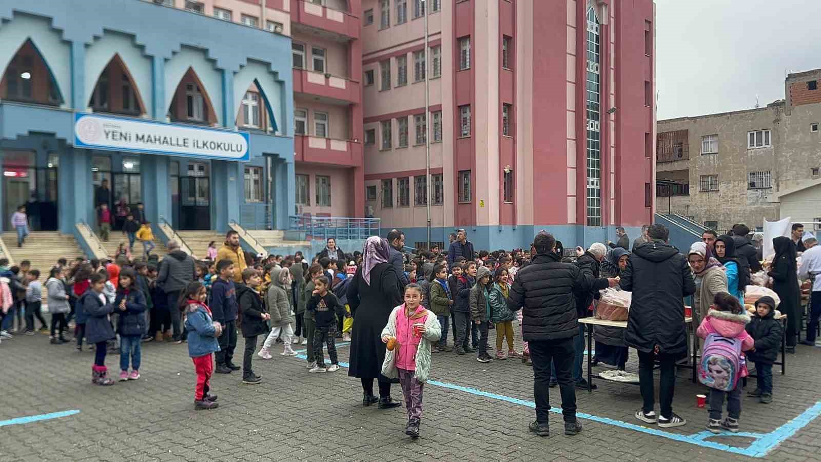 Batman&rsquo;da "&Uuml;st&uuml;m&uuml;ze Vazife Projesi"ne katkı sunan hayırsever bin 500 &ouml;ğrenciye &ccedil;orba dağıttı
