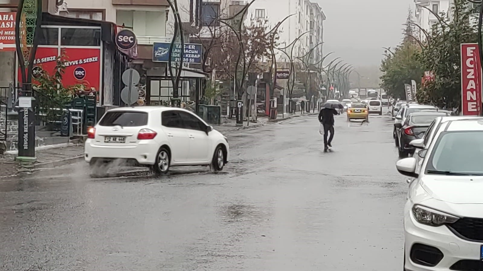 Bing&ouml;l&rsquo;de sağanak yağış etkili oldu
