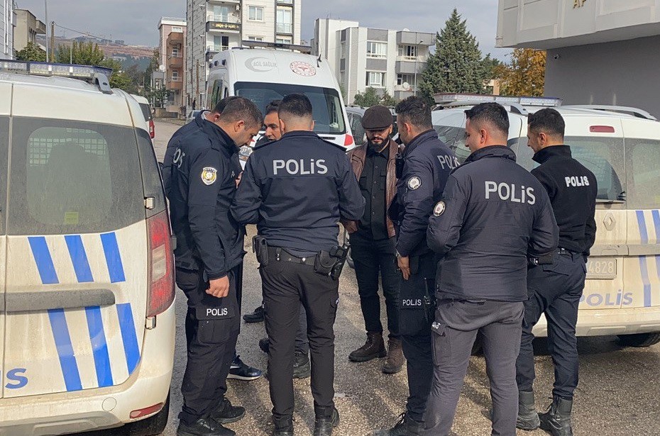 Boğazını kesen şahsı polis etkisiz hale getirdi