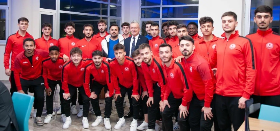 Rekt&ouml;r Levent, sporcular ile buluştu
