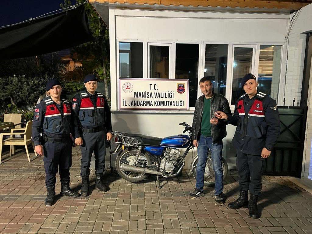 Salihli’de çalınan 3 motosikleti jandarma buldu