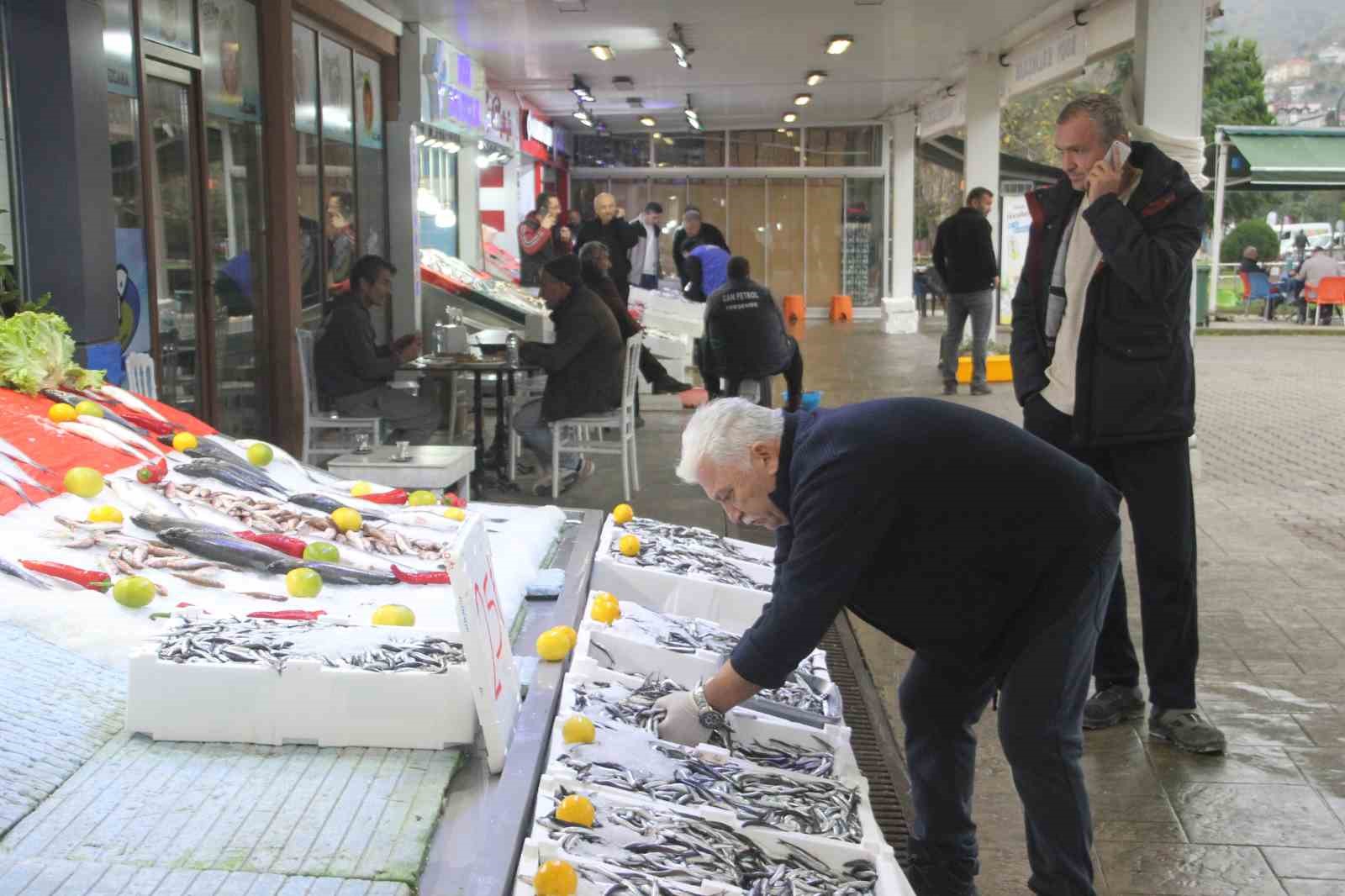Ordu&rsquo;da hamsi 25 liraya geriledi: Vatandaşlar yoğunluk oluşturdu
