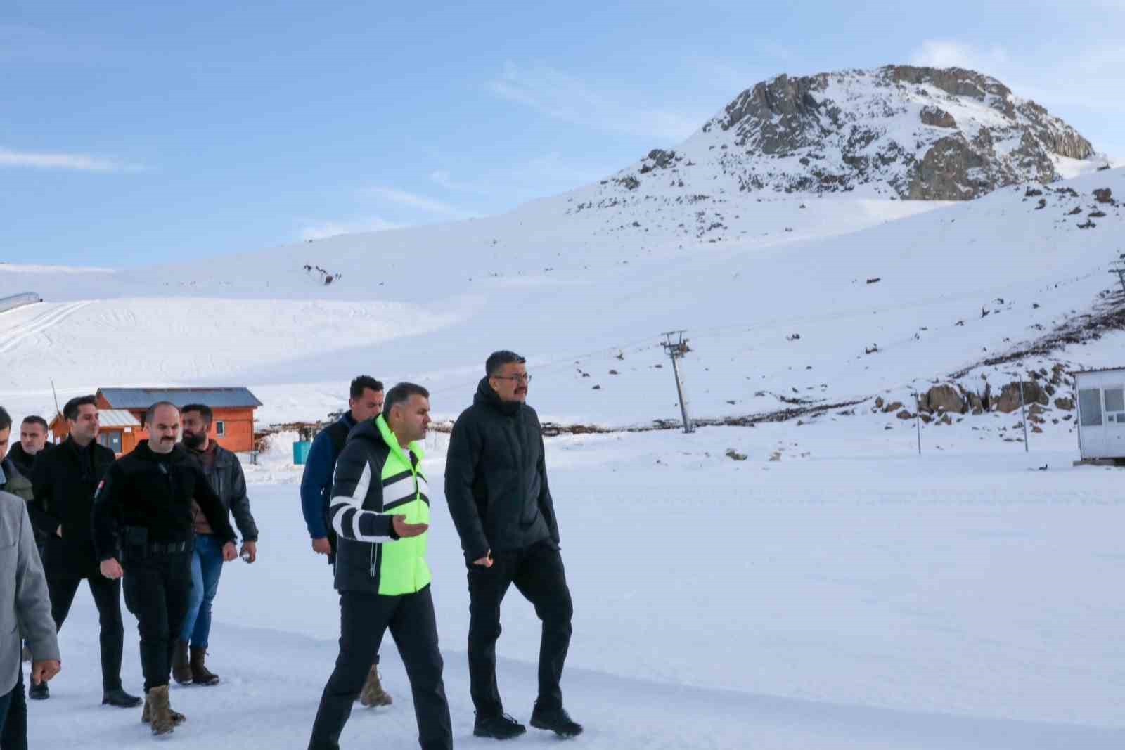 Vali Ali &Ccedil;elik, yatırımcıları ve kayak severleri Hakkari&rsquo;ye davet etti

