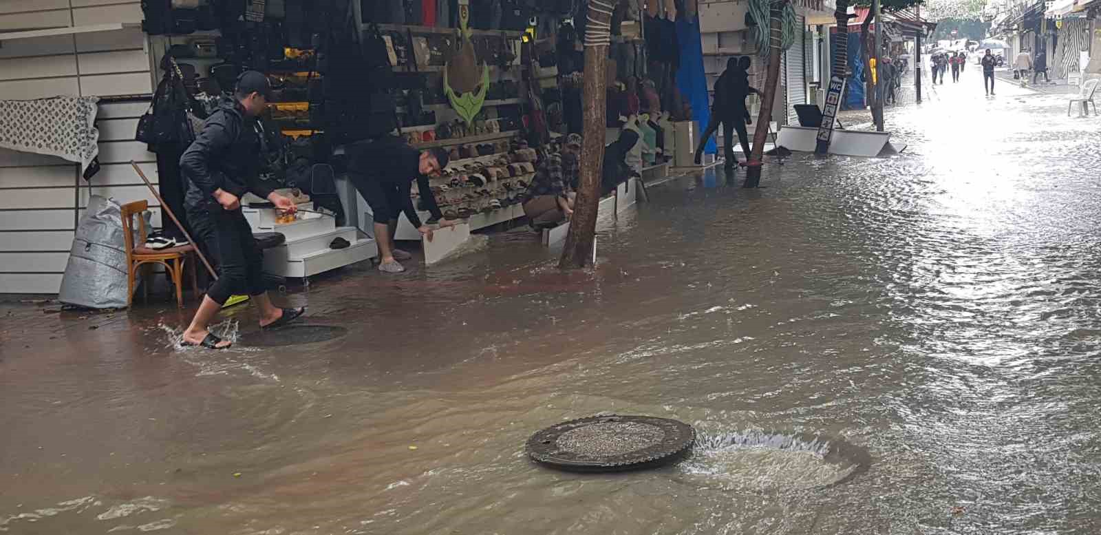 Alanya’da rögarlar taştı, çarşı merkezini su bastı
