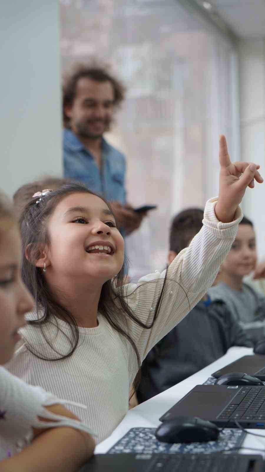 Balıkesirli minik eller geleceği kodluyor
