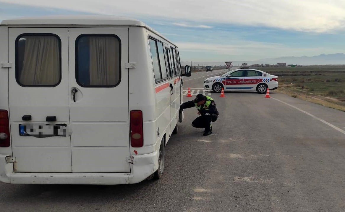 Aksaray&rsquo;da jandarma ekipleri kış lastiği denetiminde
