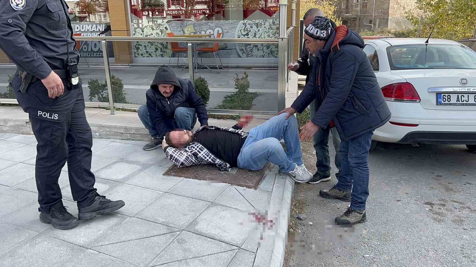 Bı&ccedil;akla yaralandı, yarasını unutup gazetecilere sardı
