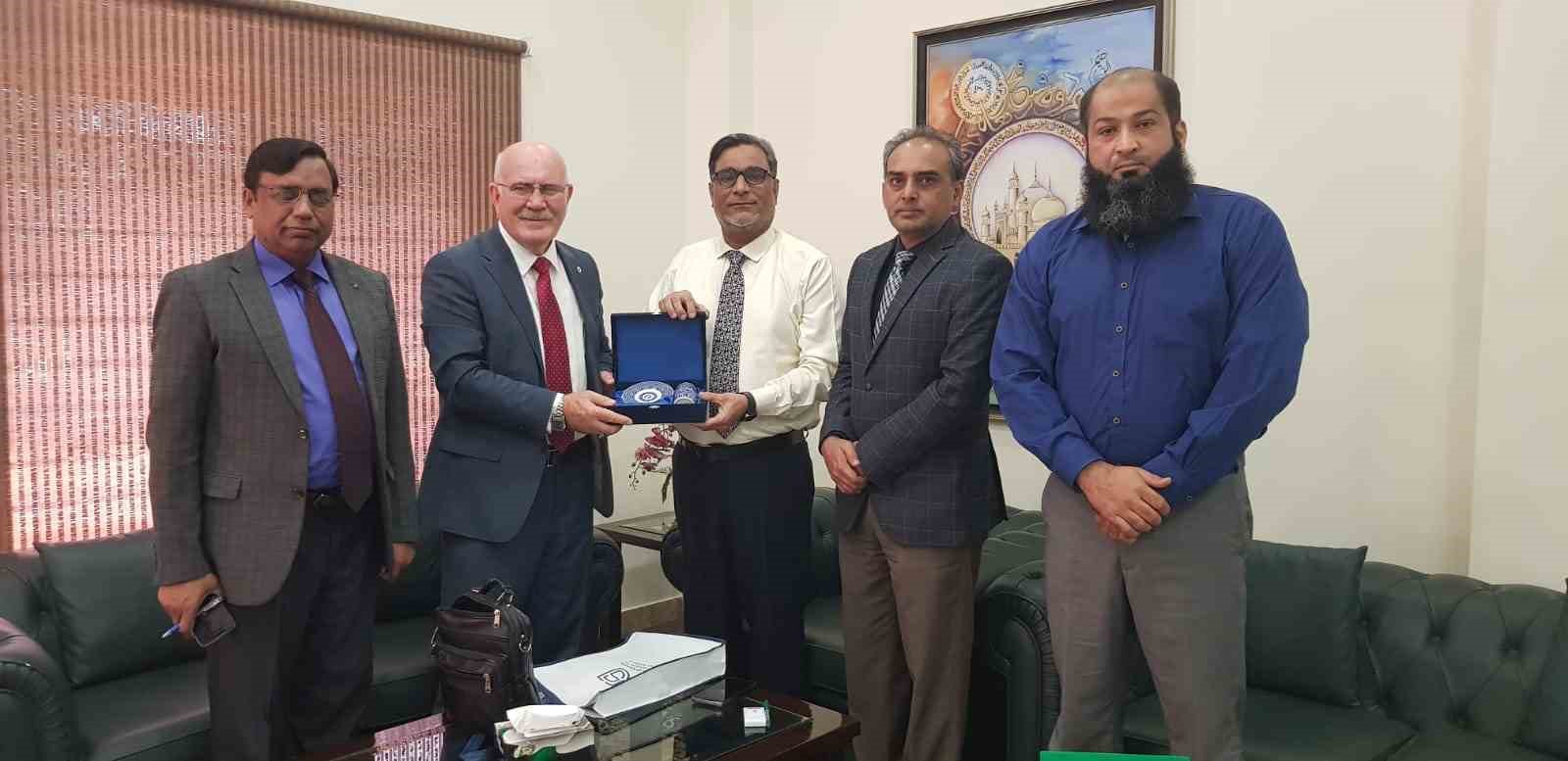 Rektör Savaş, Pakistan’daki kongreye özel davetli olarak katıldı