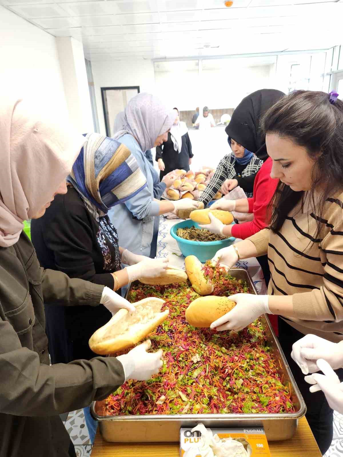 İlkokul öğrencileri hamsi gününde doyasıya eğlendi