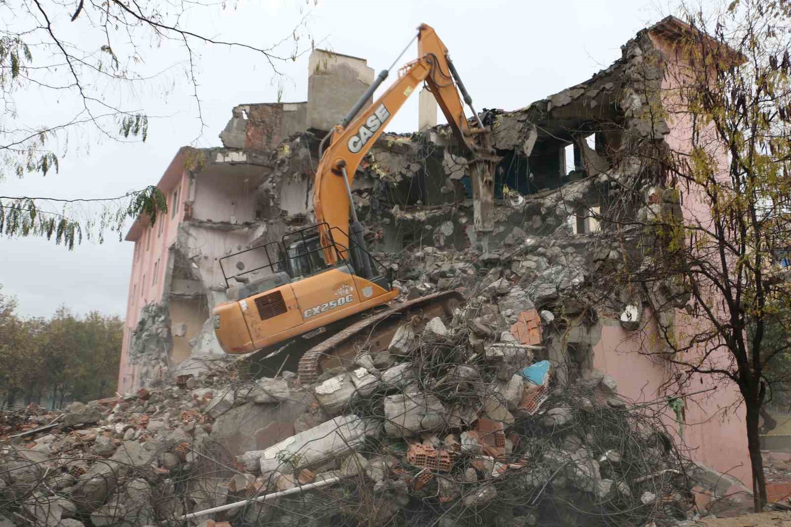 Diyarbakır’da asılsız ihbarla gündeme gelen binanın yıkımına başlandı