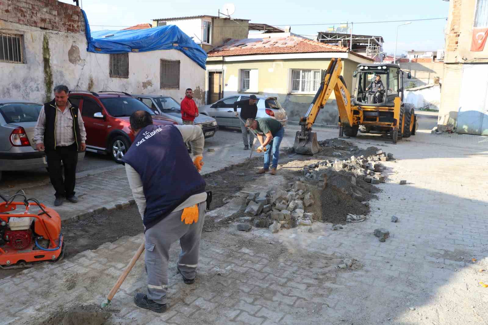 Başkan Arıkan eldivenleri giydi, kolları sıvadı parke taşı döşedi