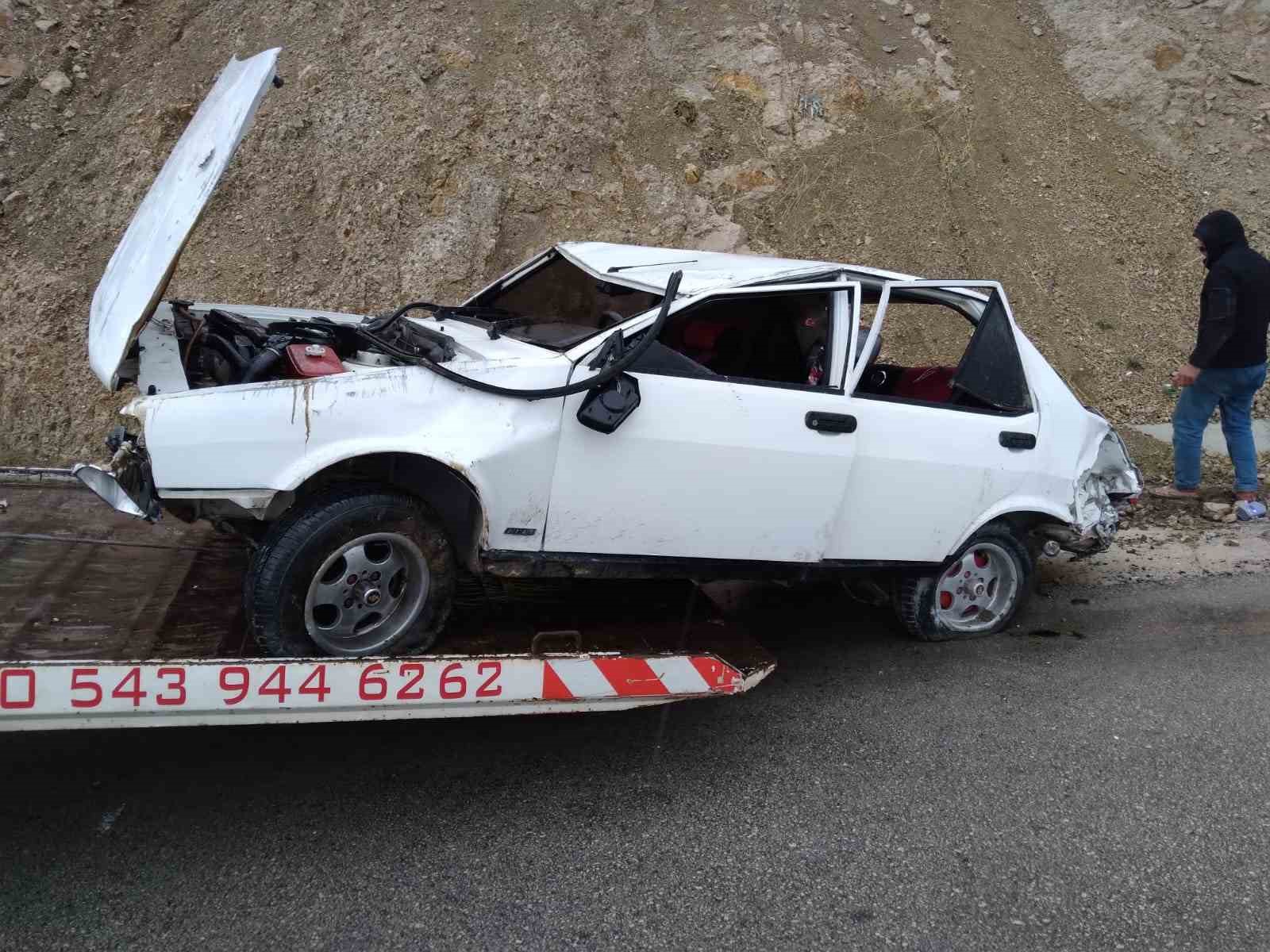 Takla atan otomobilde s&uuml;r&uuml;c&uuml; burnu bile kanamadan kurtuldu

