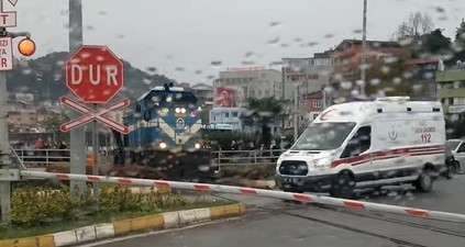 Ambulansa yol veren trenin makinisti plaketle &ouml;d&uuml;llendirildi
